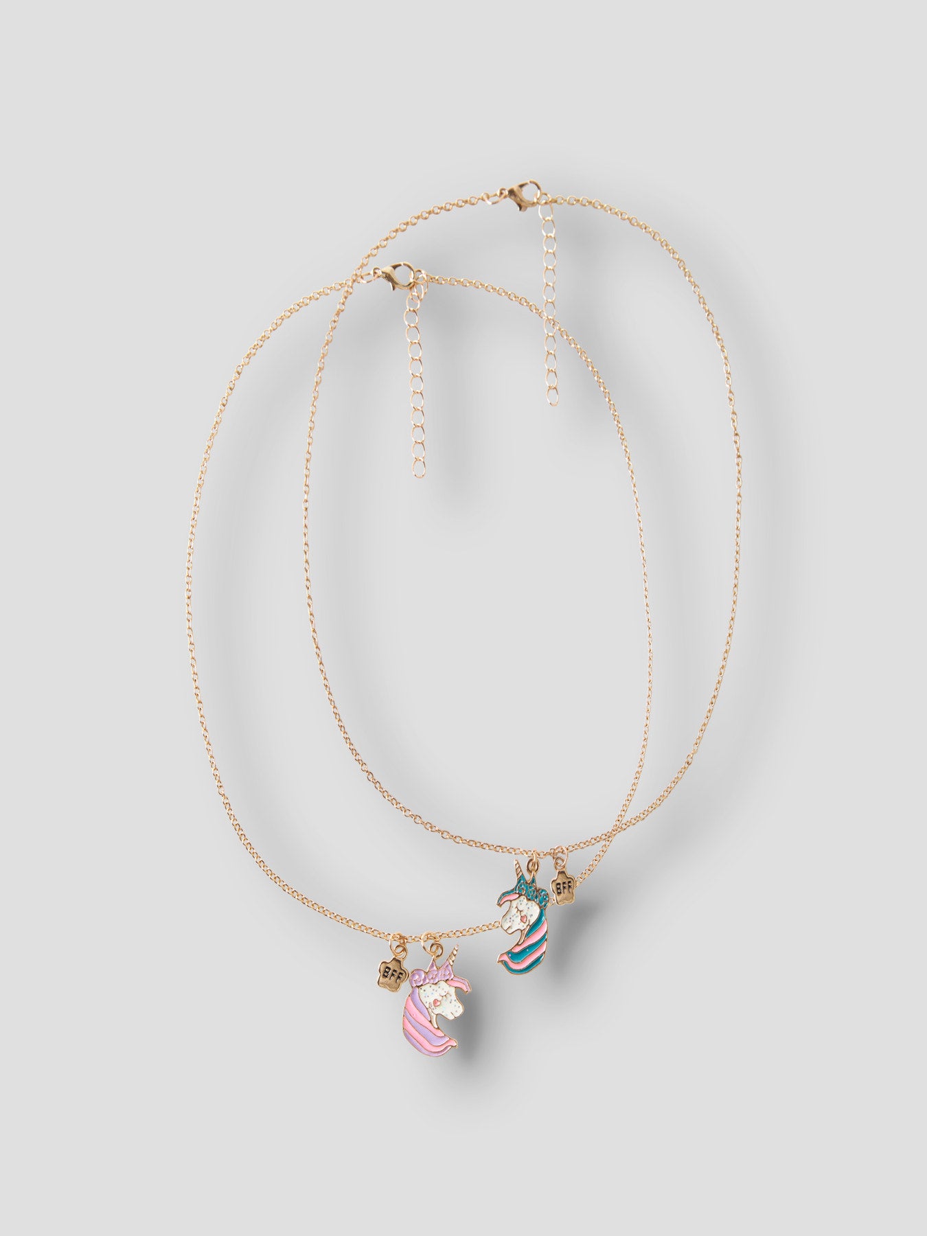 2 pack söta unicorn halsband till flicka. Tjej best friends halsband i guld färg med unicorn från Name it.
NMFFOREVER 2P NECKLACE
13254524