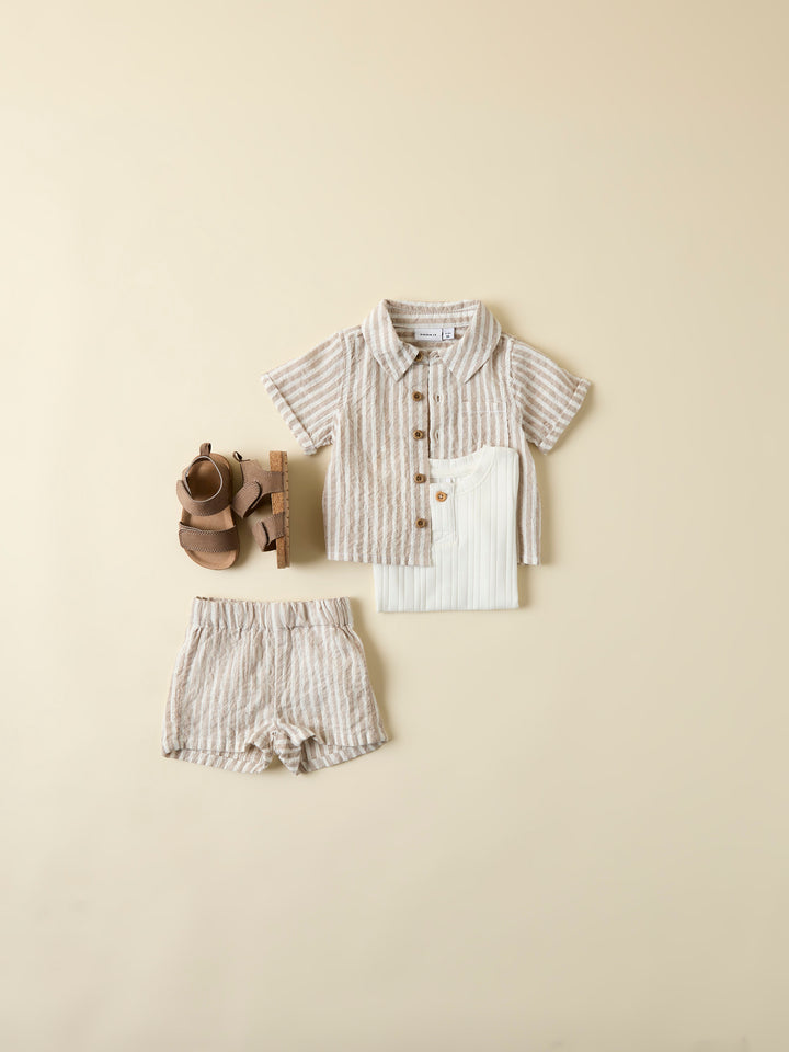 Randiga baby shorts till pojke. Ekologiska bebis shorts till pojke från Name it.
NBMFEDENIS SHORTS
13254561