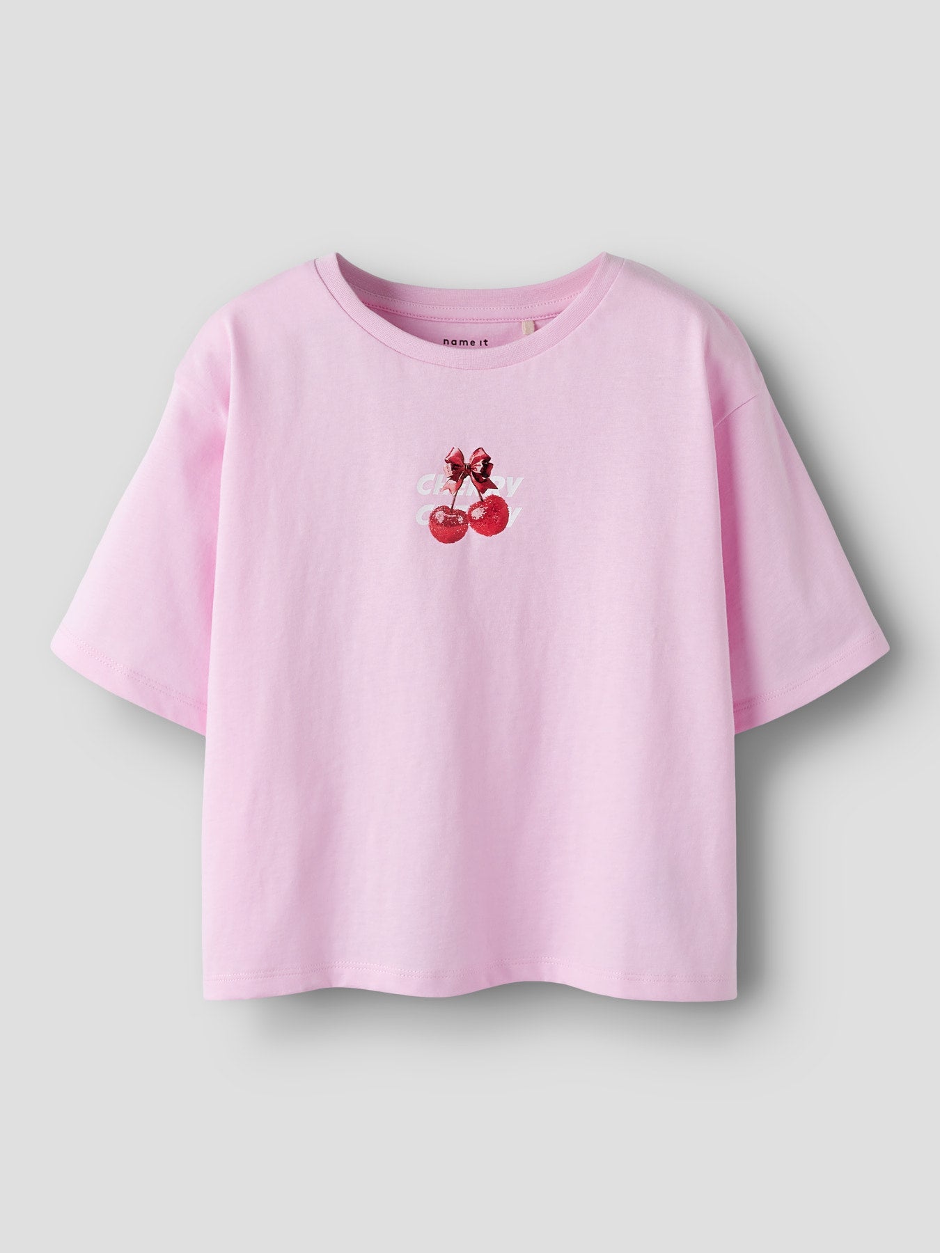 Cool körsbär t-shirt till flicka. Tjej tröja med frukt och bär i ekologisk bomull.
NKFFARINAZ SS NREG SHORT TOP BOX
13254574