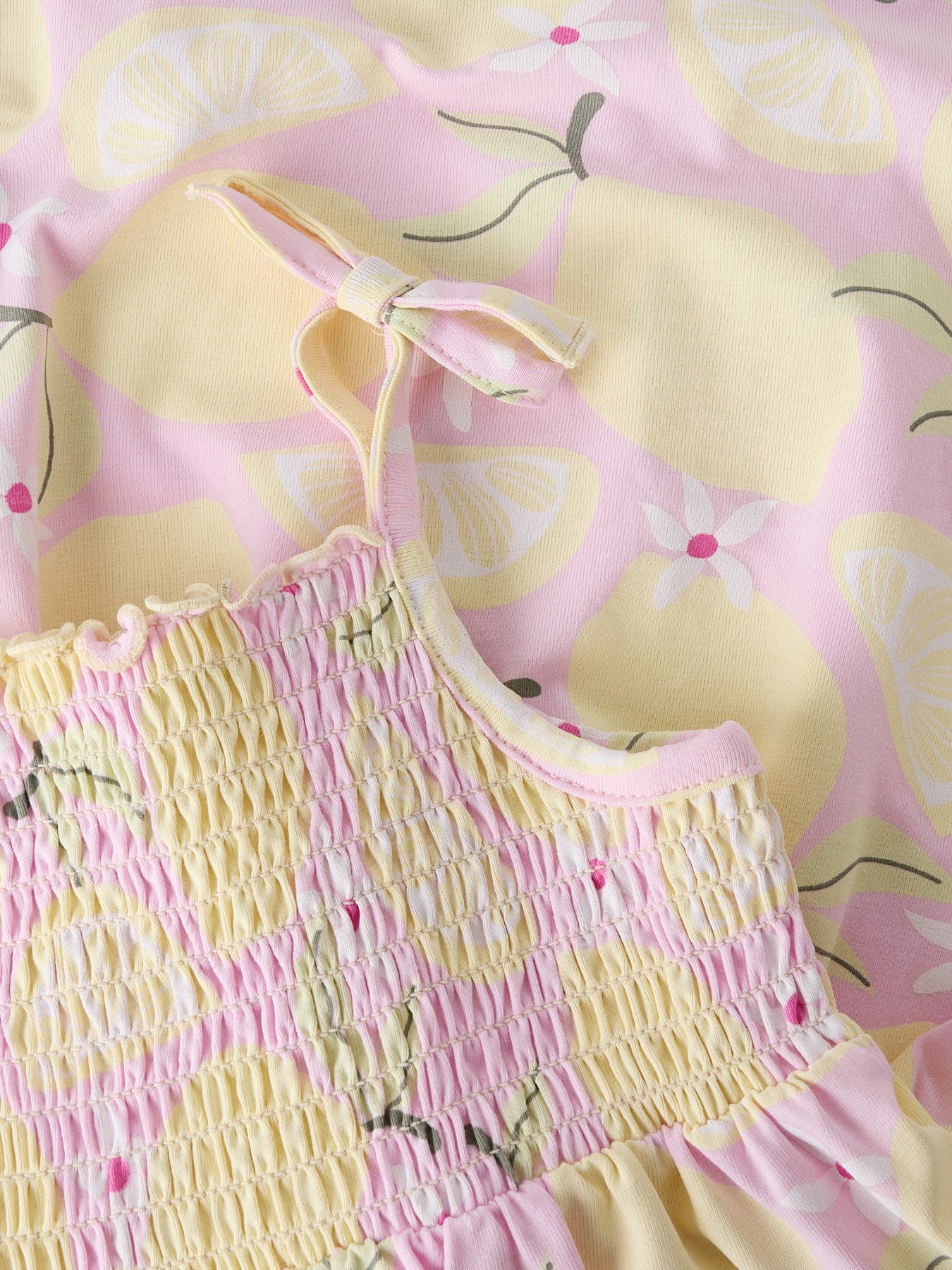 Söt barn klänning med smala axelband till flicka. Citron klänning från Name it till liten flicka.
NMFFILUAZ STRAP DRESS BOX
13254652
