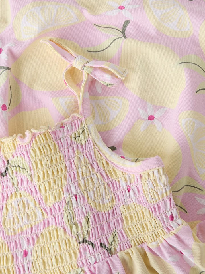 Söt barn klänning med smala axelband till flicka. Citron klänning från Name it till liten flicka.
NMFFILUAZ STRAP DRESS BOX
13254652