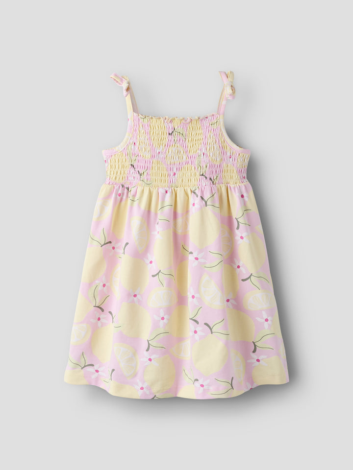 Söt barn klänning med smala axelband till flicka. Citron klänning från Name it till liten flicka.
NMFFILUAZ STRAP DRESS BOX
13254652