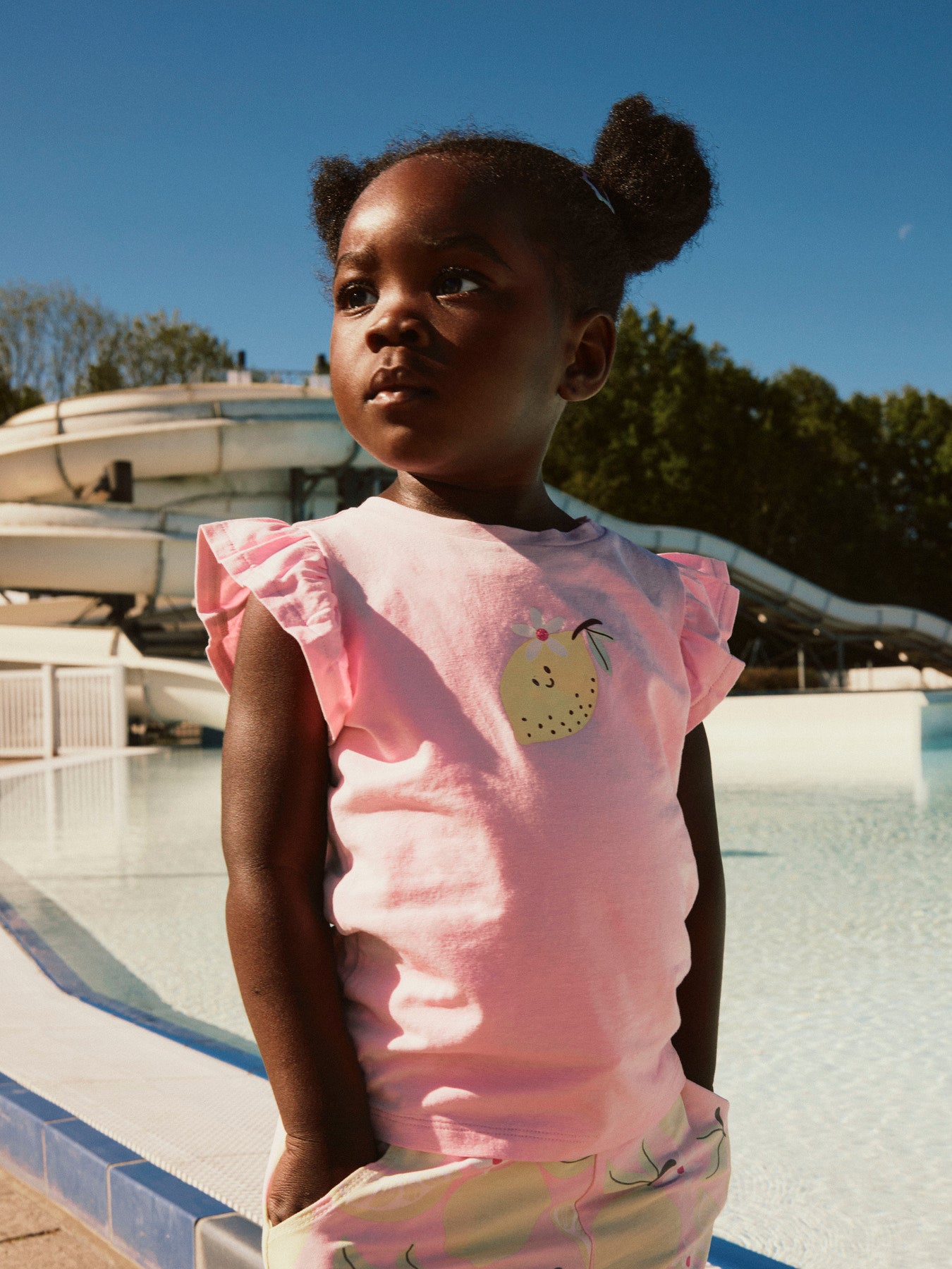 Rosa kortärmad t-shirt med citron till flicka. Ekologiska barnkläder från Name it till flicka. Rosa sommarkläder till flicka.
NMFFLITTAZ SS TOP BOX
13254658