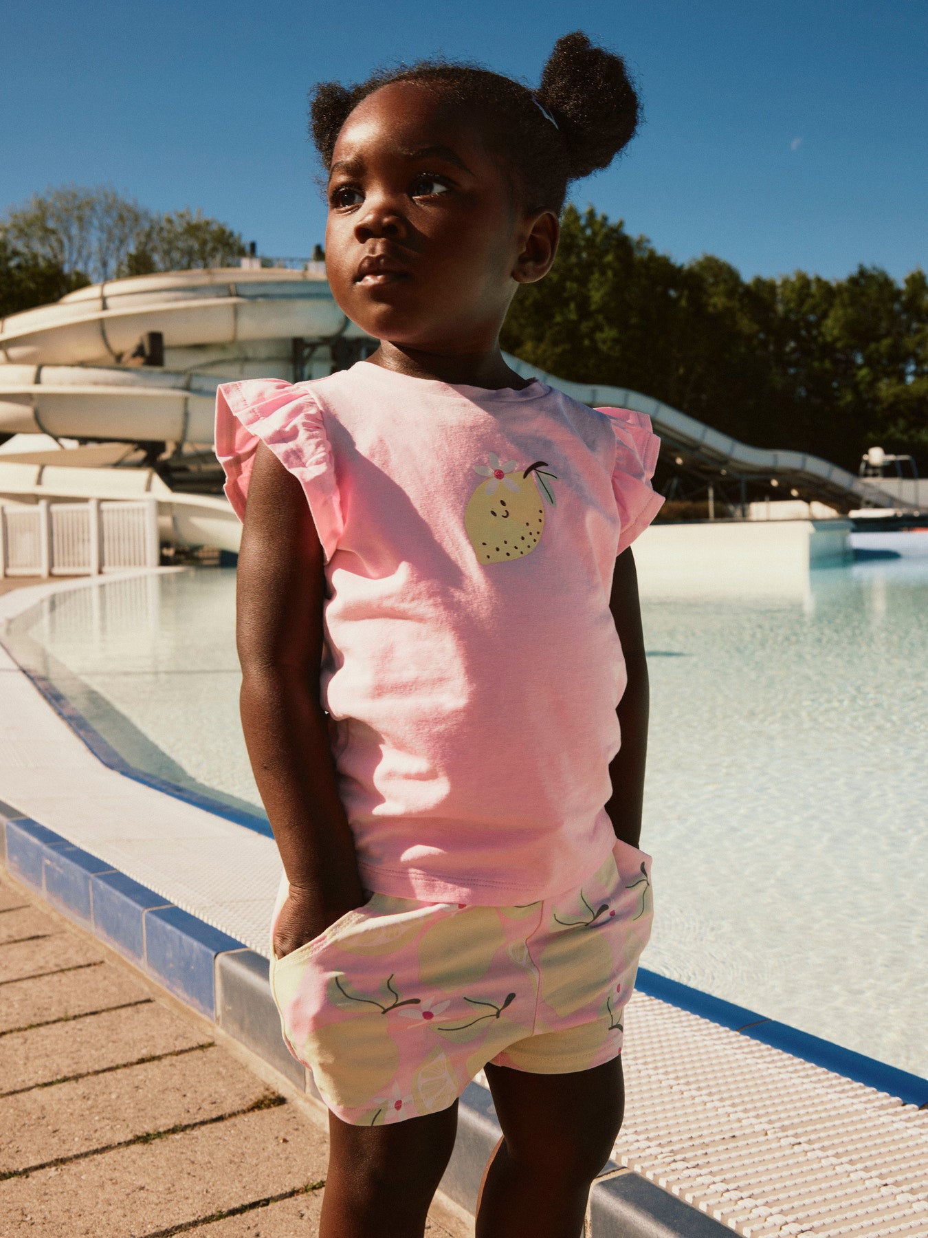 Rosa kortärmad t-shirt med citron till flicka. Ekologiska barnkläder från Name it till flicka. Rosa sommarkläder till flicka.
NMFFLITTAZ SS TOP BOX
13254658