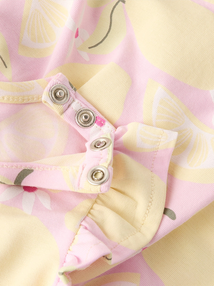 Rosa baby klänning till flicka. Söt kortärmad bebis klänning med gula citroner från Name it. Ekologiska baby kläder till flicka.
NBFFILUAZ DRESS BOX
13254735