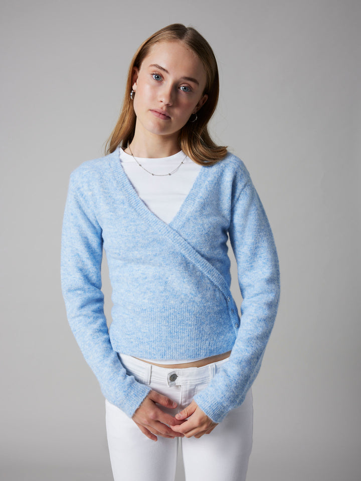 Blå stickad kofta till ungdom flicka. Långärmad tröja i stickad mjuk kvalitet, omlott cardigan till tjej från LMTD. Ungdomskläder till tjej.
NLFKLEAVEHEART LS SHORT WRAP KNIT
13254748