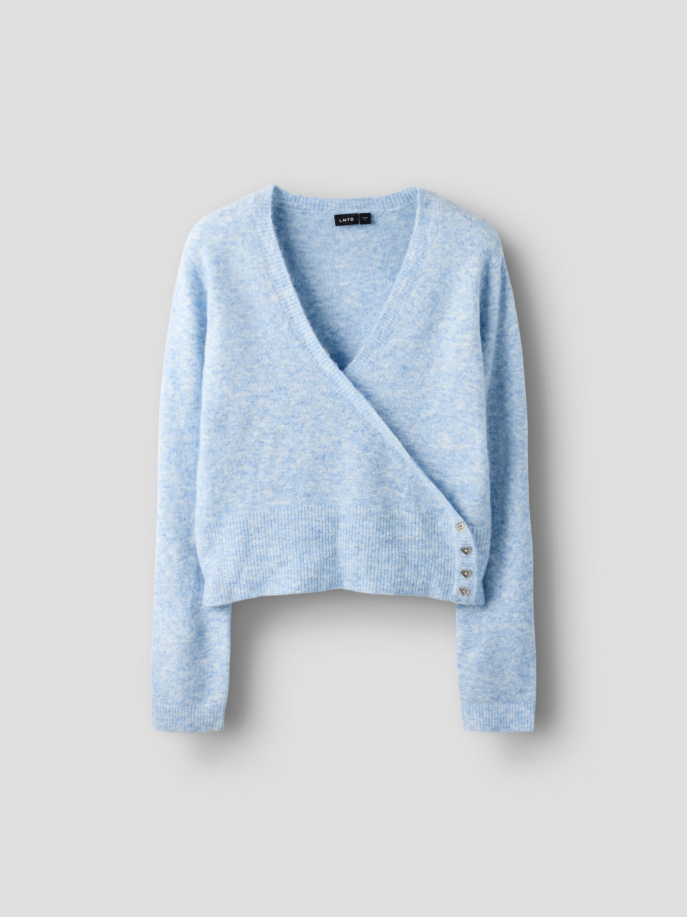 Blå stickad kofta till ungdom flicka. Långärmad tröja i stickad mjuk kvalitet, omlott cardigan till tjej från LMTD. Ungdomskläder till tjej.
NLFKLEAVEHEART LS SHORT WRAP KNIT
13254748