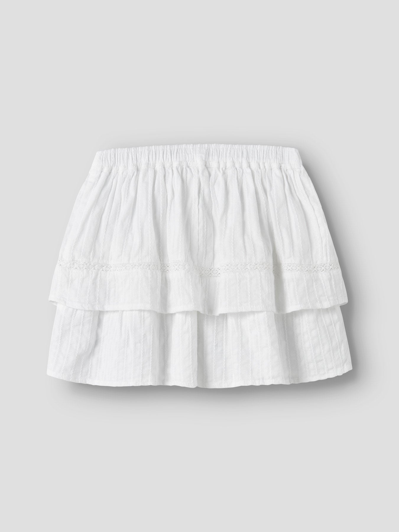 Vit kjol med spets och volanger till flicka. Söt sommar kjol i vitt perfekt till skolavslutning och midsommar för ungdom tjej.
NKFFATIDIASING SKIRT
13254751