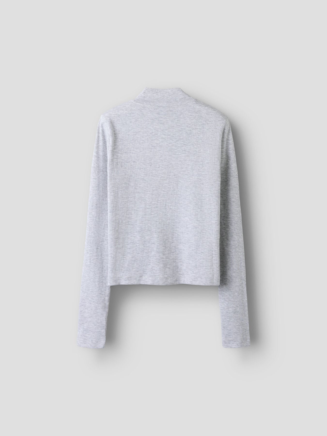 Ljus grå kort zip tröja, cardigan till ungdom tjej. Snygg kofta med dragkedja och hög krage till flicka från LMTD.
NLFHINAJA LS SHORT S ZIP CARDIGAN
13254775