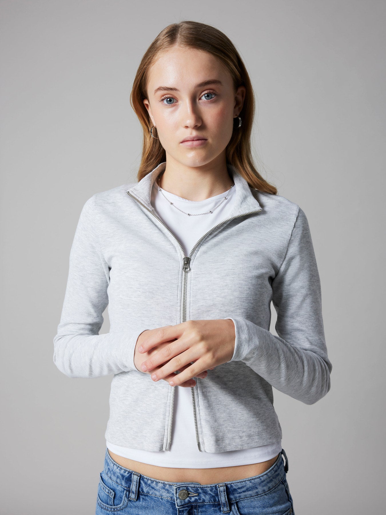 Ljus grå kort zip tröja, cardigan till ungdom tjej. Snygg kofta med dragkedja och hög krage till flicka från LMTD.
NLFHINAJA LS SHORT S ZIP CARDIGAN
13254775