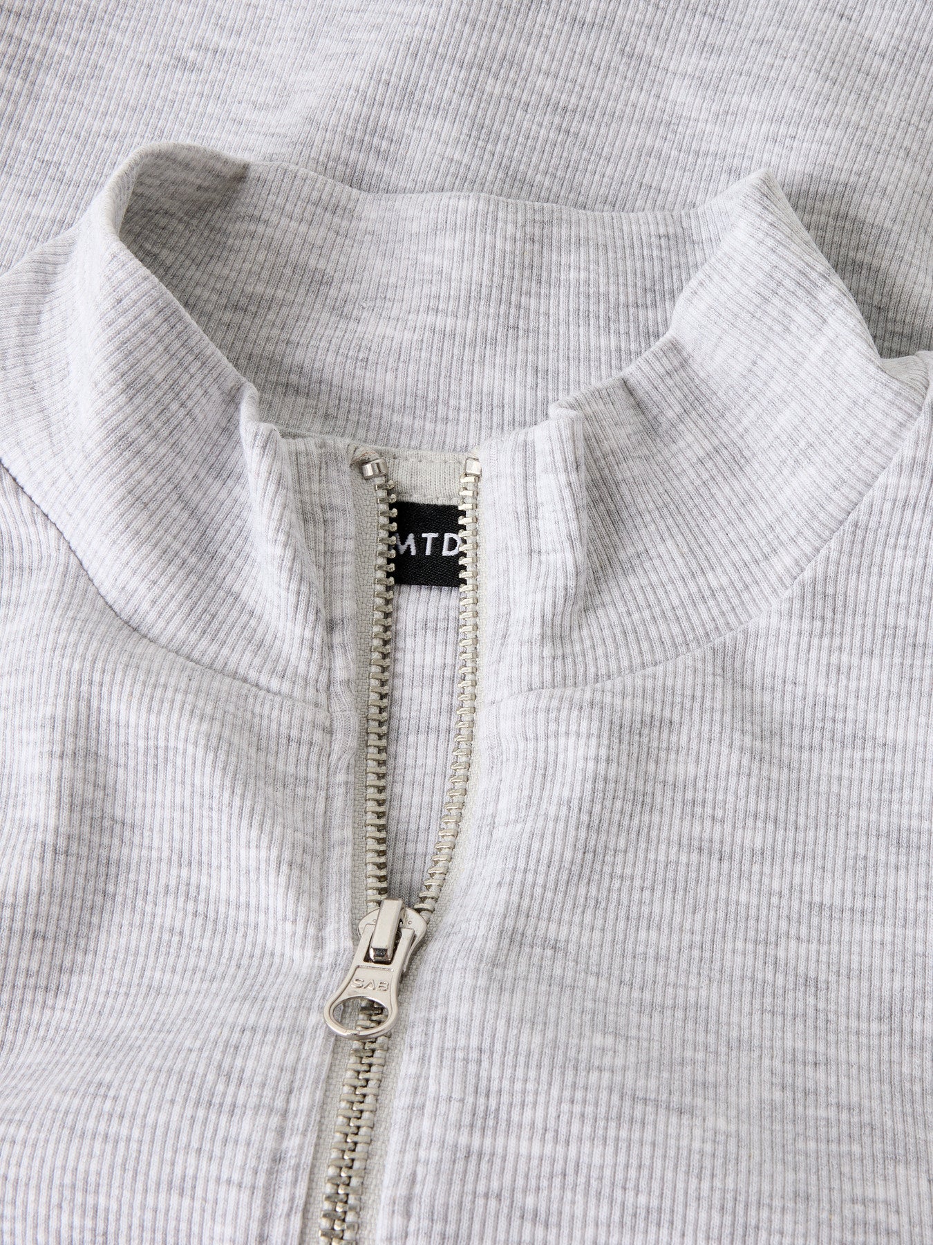 Ljus grå kort zip tröja, cardigan till ungdom tjej. Snygg kofta med dragkedja och hög krage till flicka från LMTD.
NLFHINAJA LS SHORT S ZIP CARDIGAN
13254775
