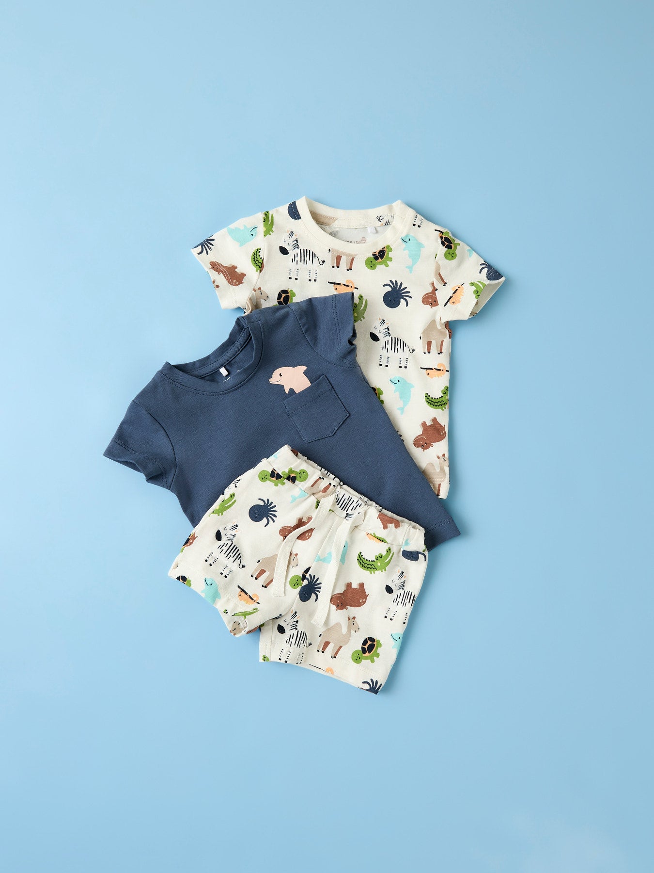 Kul färgglad baby shorts till bebis pojke. Ekologiska baby kläder från Name it, djur mönstrade bebis shorts till pojke med krokodil, zebra mfl.
NBMFARI SHORTS
13254832