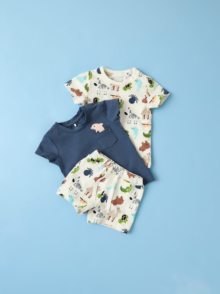 Kul färgglad baby shorts till bebis pojke. Ekologiska baby kläder från Name it, djur mönstrade bebis shorts till pojke med krokodil, zebra mfl.
NBMFARI SHORTS
13254832