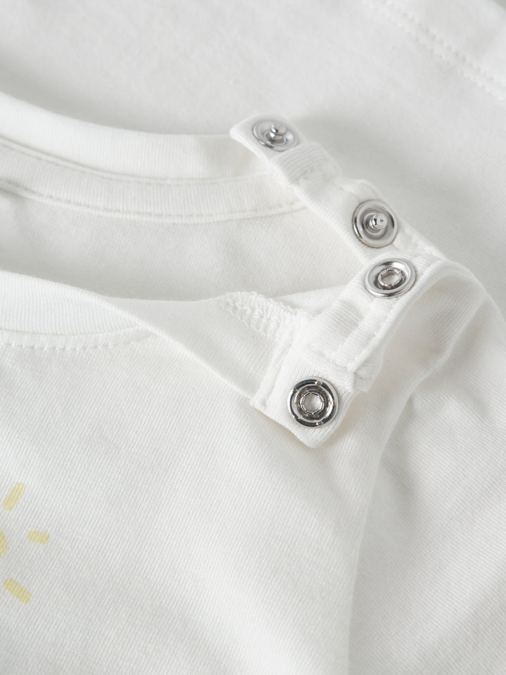 Kul vit baby t-shirt till pojke med krokodil och folkabuss. Bebis kläder i ekologisk bomull till pojke.
NBMFARTIL SS TOP BOX
13254833