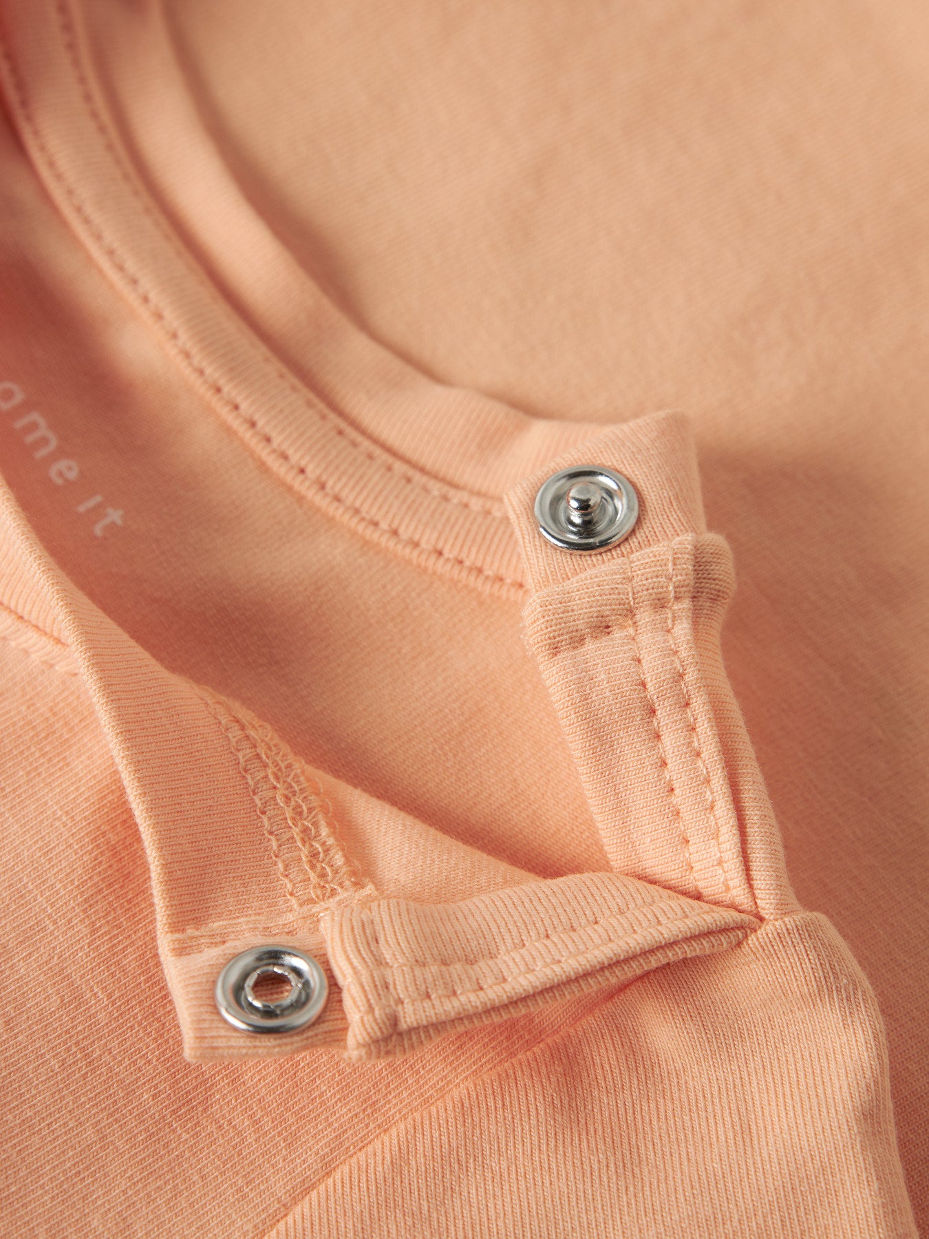 Kul orange baby t-shirt till pojke med krokodil och zebra. Bebis kläder i ekologisk bomull till pojke.
NBMFARTIL SS TOP BOX
13254833