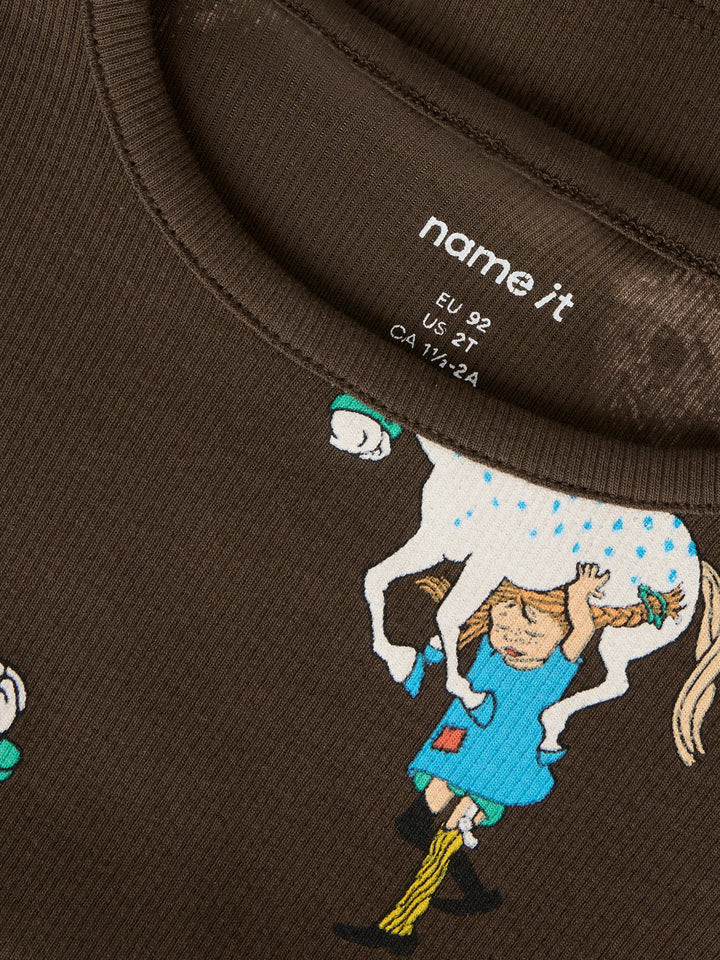 Brun Pippi tröja till flicka och pojke. Rolig lekfull långärmad t-shirt med Pippi Långstrump och Lilla Gubben. Söt tröja från Name it.
NMFSOCA PIPPI LS TOP SKY
13254863