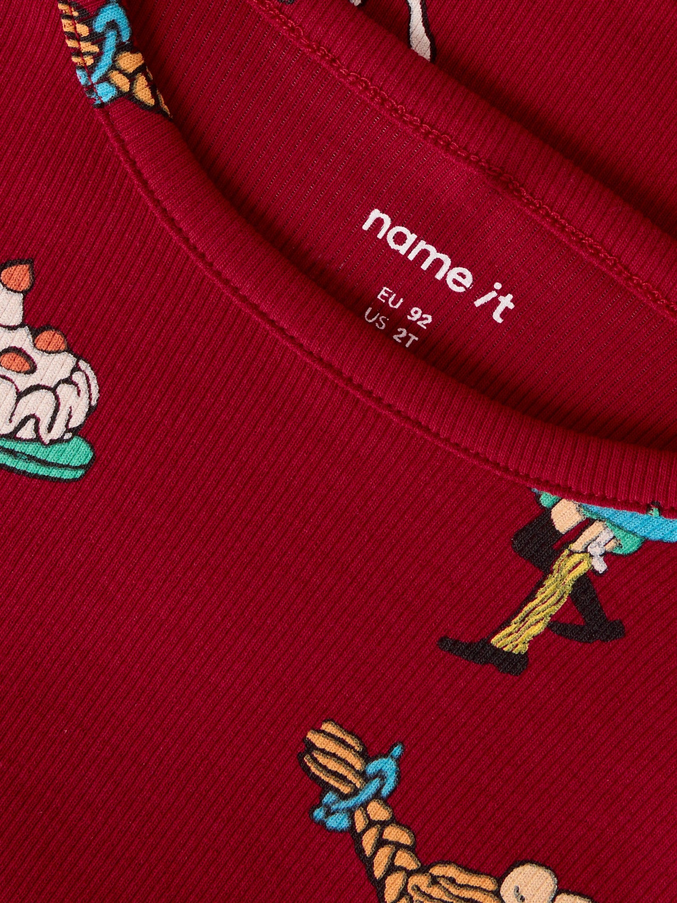 Röd Pippi tröja till flicka och pojke. Rolig lekfull långärmad t-shirt med Pippi Långstrump och Lilla Gubben. Söt tröja från Name it.
NMFSOCA PIPPI LS TOP SKY
13254863