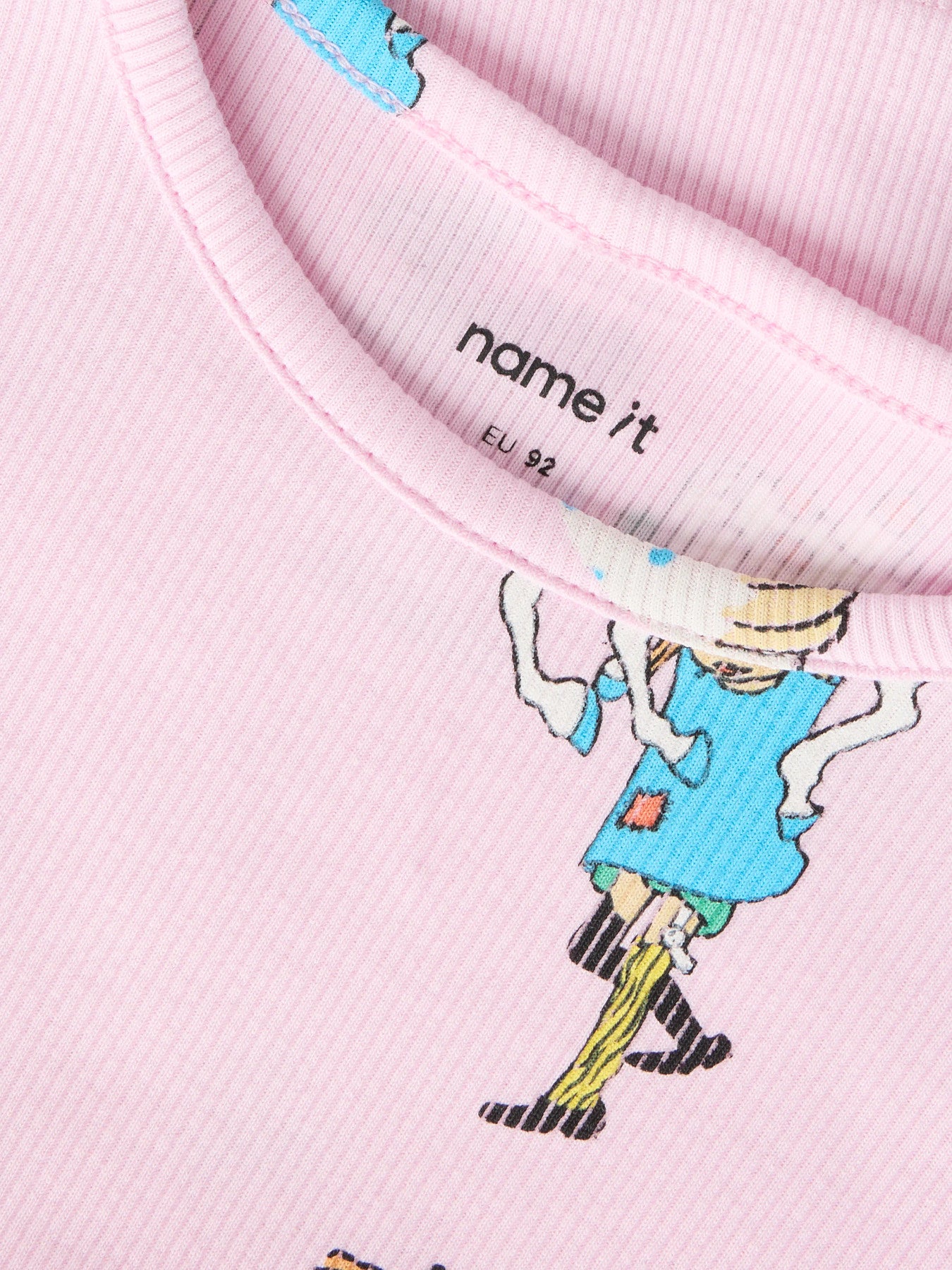 Name It rosa långärmad tröja med Pippi Långstrump-motiv för flicka.