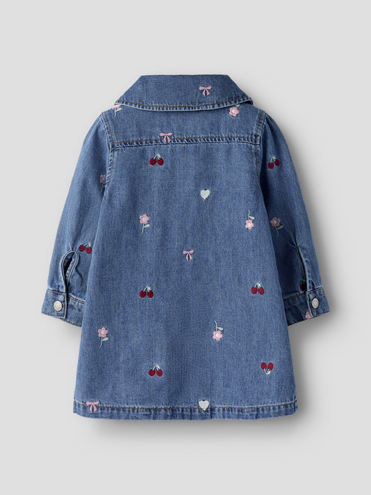 Name It Emily blå denimklänning för flicka med broderade detaljer, lång ärm och skjortkrage