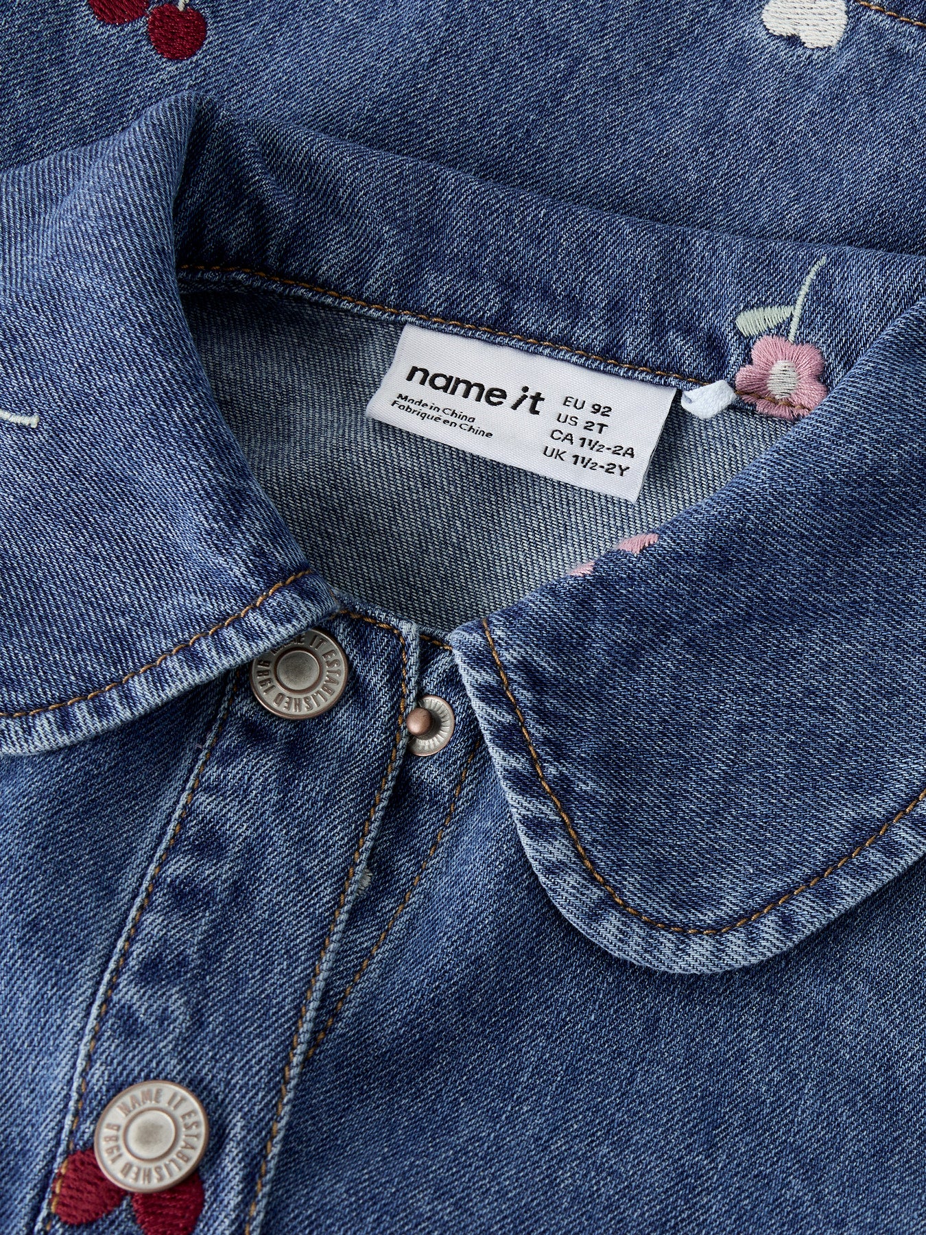 Name It Emily blå denimklänning för flicka med broderade detaljer, lång ärm och skjortkrage