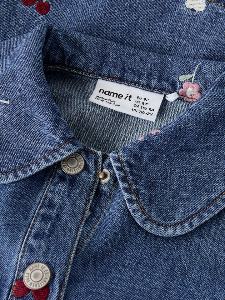 Name It Emily blå denimklänning för flicka med broderade detaljer, lång ärm och skjortkrage