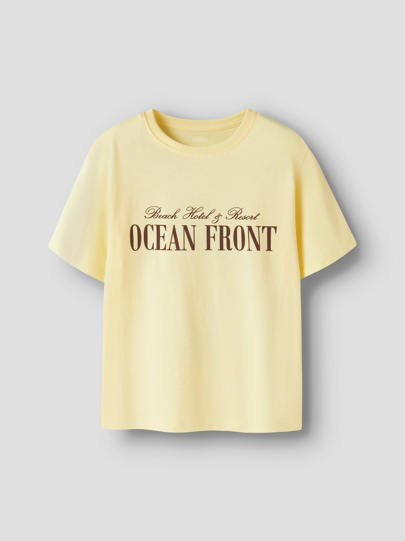 Ljus gul kortärmad t-shirt till pojke med backprint i brunt. Snygg sommar tröja i ekologisk bomull från Name it.
NKMHASLO SS NREG TOP BOX
13255305