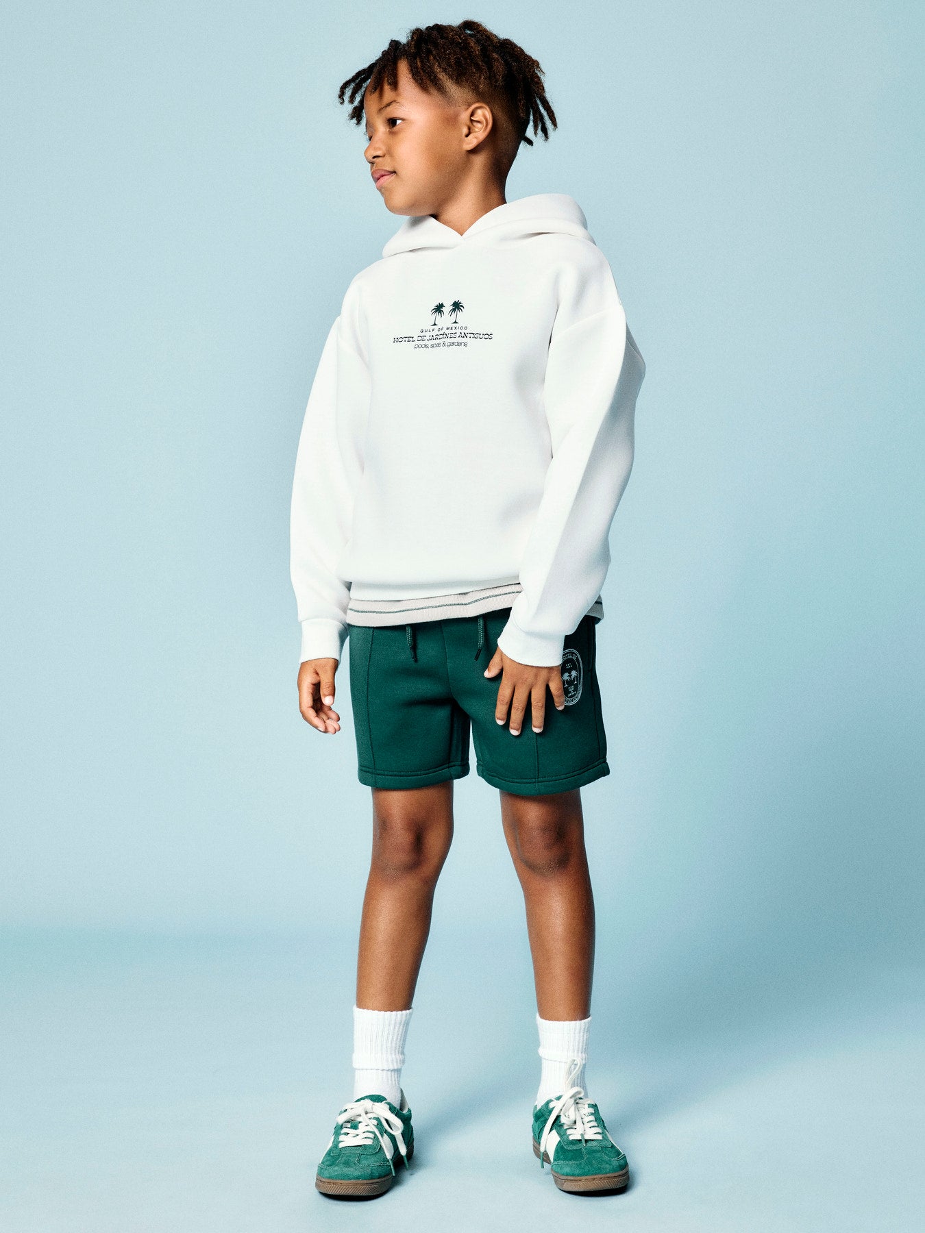 Vit hoodie luvtröja till ungdom pojke. Snygg enfärgad hoodie med palmer och text Mexico till pojke från Name it. NKMHIST LS RLX SWEAT WH UNB BOX
13255311