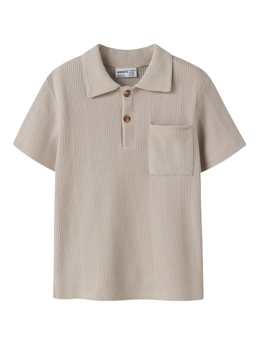 Beige piké tröja till pojke. Kortärmad tenniströja till ungdom kille som vill ha en klassisk pike tröja från Name it.
NKMHAKSI SS NREG POLO
13255346