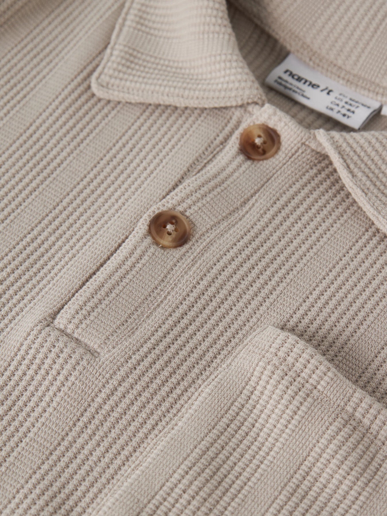 Beige piké tröja till pojke. Kortärmad tenniströja till ungdom kille som vill ha en klassisk pike tröja från Name it.
NKMHAKSI SS NREG POLO
13255346