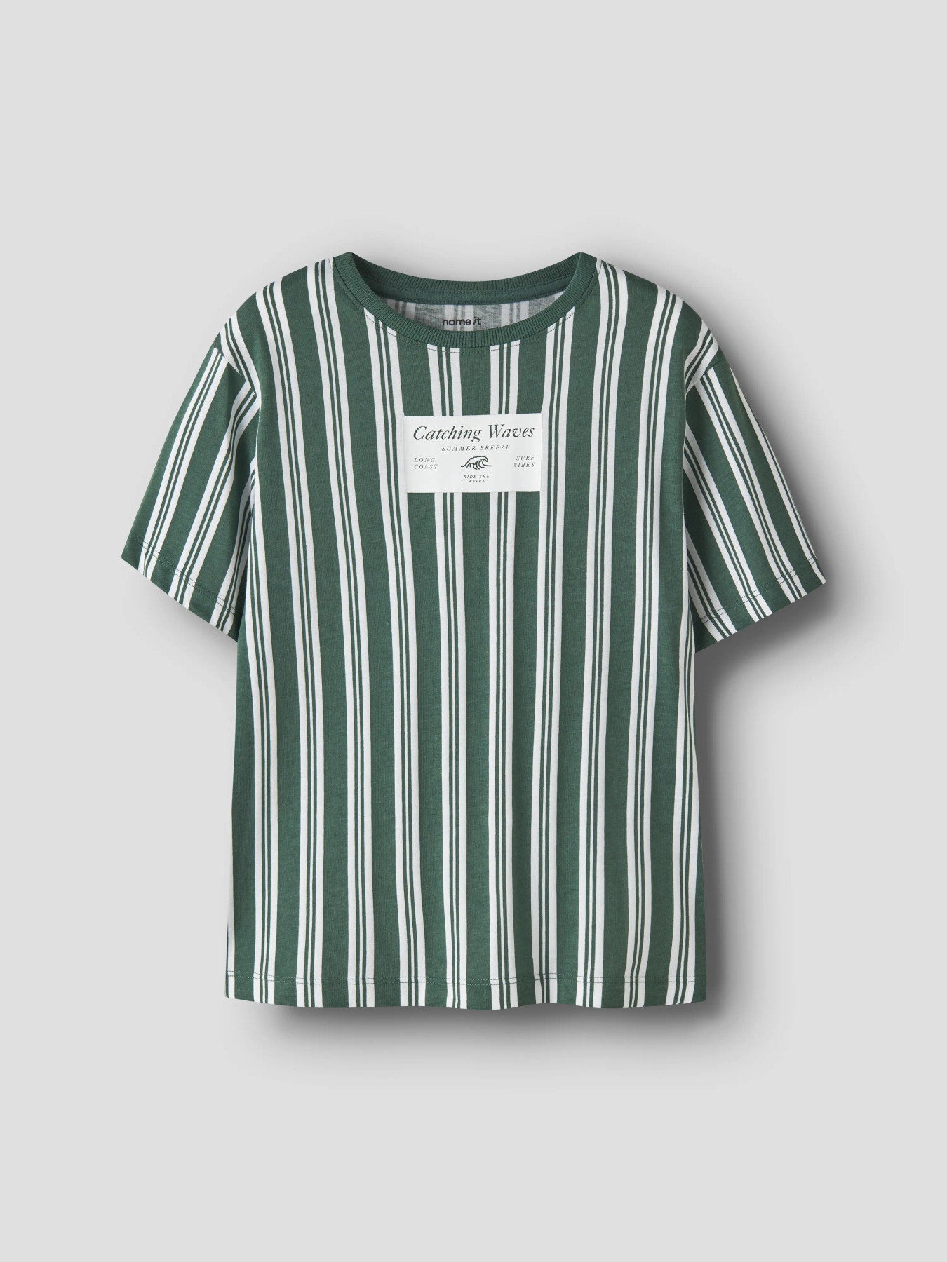 Grön och vit randig kortärmad t-shirt till pojke. Surfing t-shirt, tröja ekologiska barnkläder till pojke från Name it.
NKMHALPE SS NREG TOP BOX
13255357