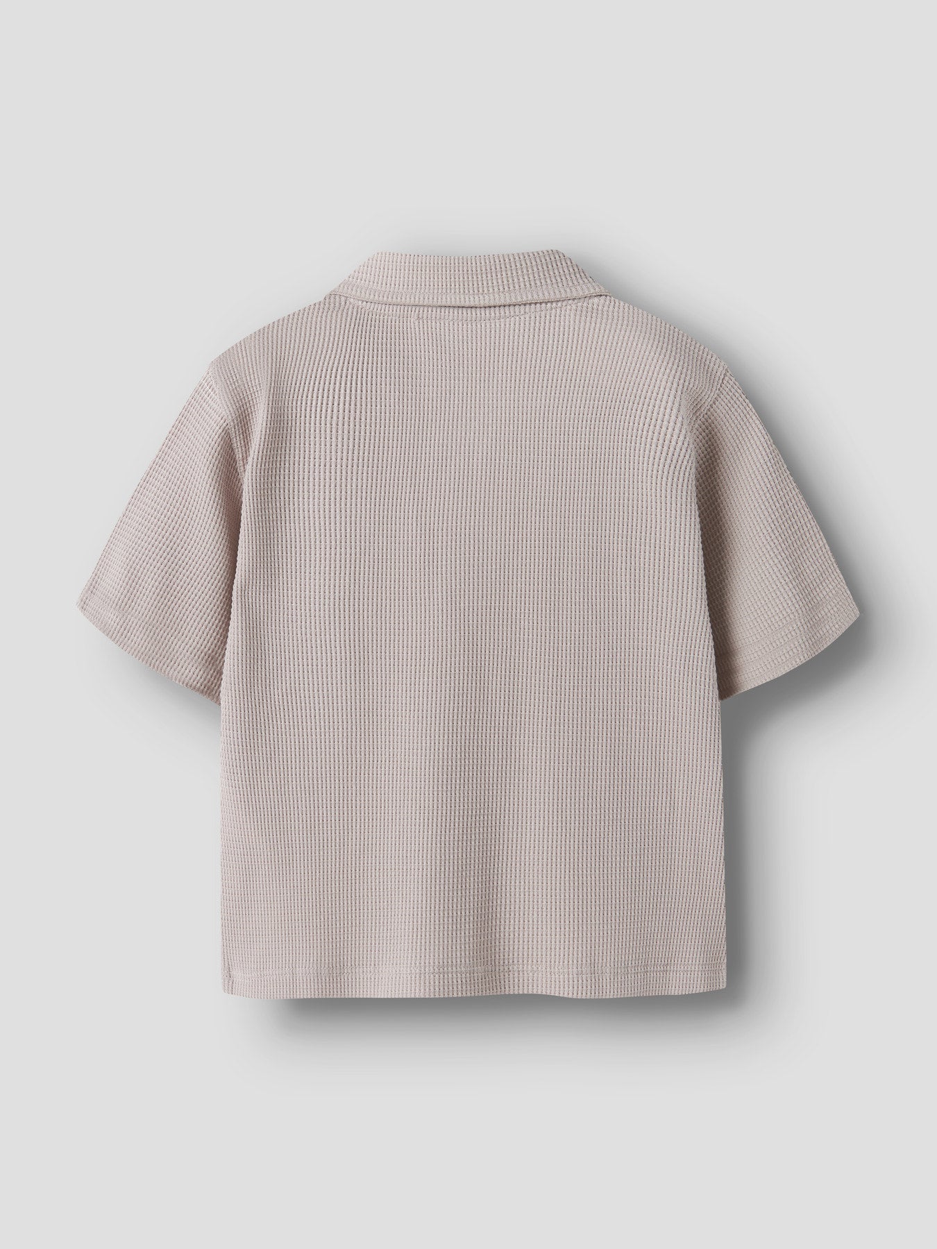 Beige kortärmad sommar skjorta till pojke. Ekologiska barnkläder från Name it.
NMMHARVE SS NREG SHIRT
13255385