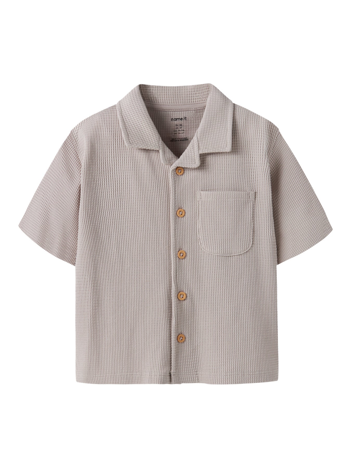 Beige kortärmad sommar skjorta till pojke. Ekologiska barnkläder från Name it.
NMMHARVE SS NREG SHIRT
13255385