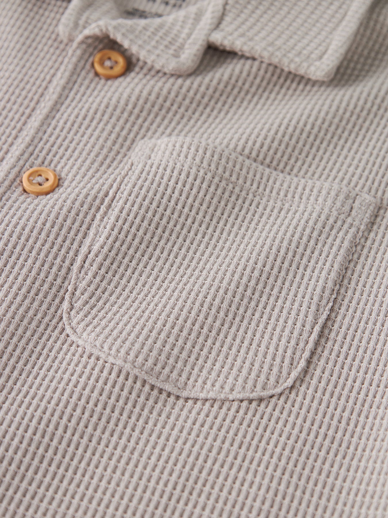 Beige kortärmad sommar skjorta till pojke. Ekologiska barnkläder från Name it.
NMMHARVE SS NREG SHIRT
13255385