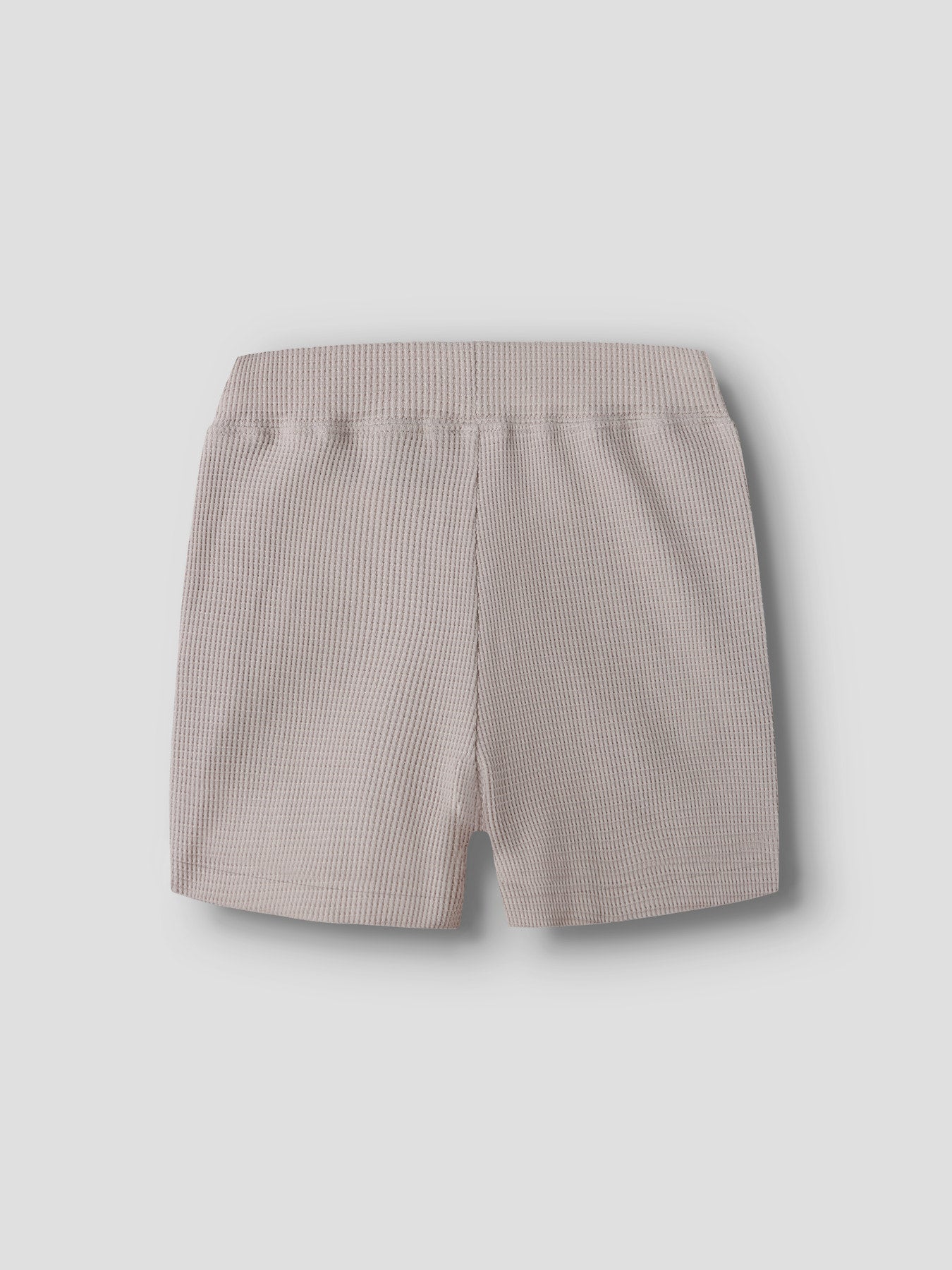 Beige mjuk shorts till pojke. Barn shorts till pojke. Ekologiska barnkläder från Name it.
NMMHARVE NREG SHORTS
13255387