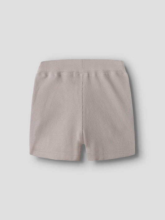 Beige mjuk shorts till pojke. Barn shorts till pojke. Ekologiska barnkläder från Name it.
NMMHARVE NREG SHORTS
13255387