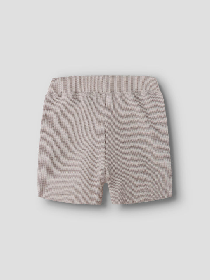 Beige mjuk shorts till pojke. Barn shorts till pojke. Ekologiska barnkläder från Name it.
NMMHARVE NREG SHORTS
13255387