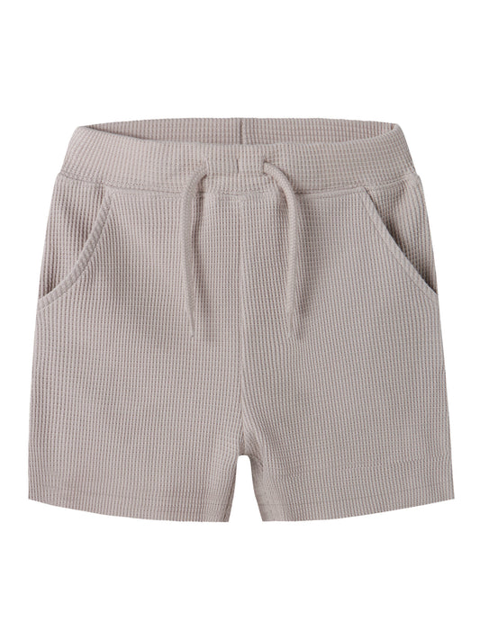 Beige mjuk shorts till pojke. Barn shorts till pojke. Ekologiska barnkläder från Name it.
NMMHARVE NREG SHORTS
13255387