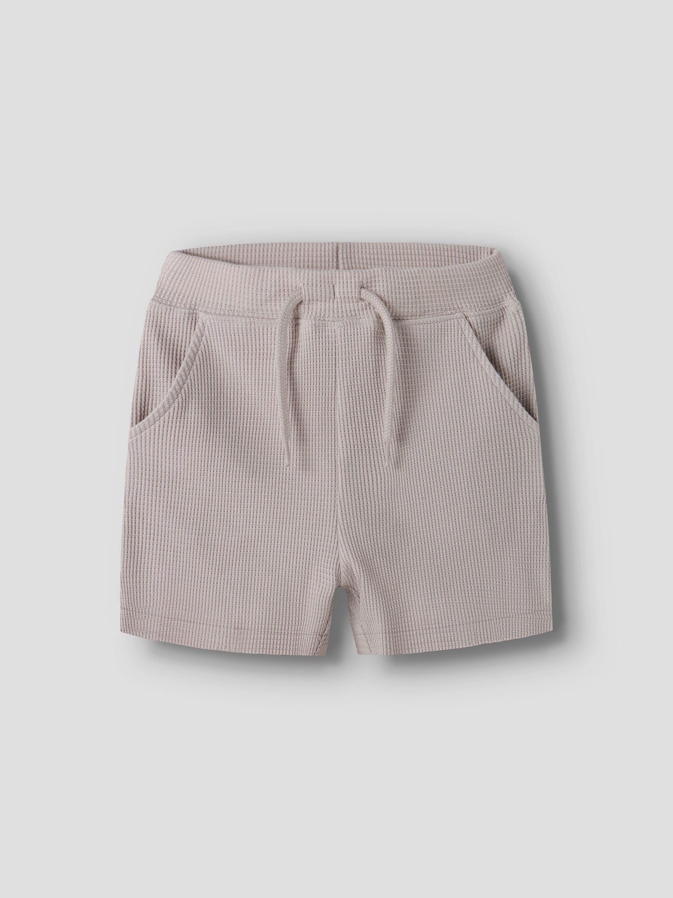 Beige mjuk shorts till pojke. Barn shorts till pojke. Ekologiska barnkläder från Name it.
NMMHARVE NREG SHORTS
13255387