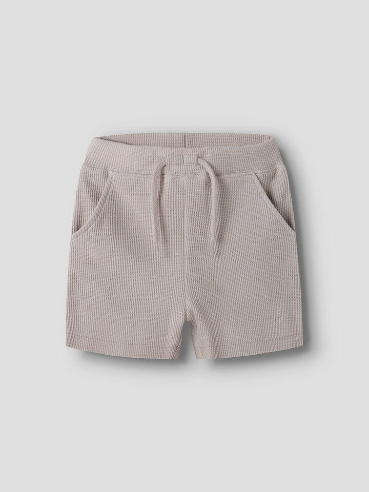 Beige mjuk shorts till pojke. Barn shorts till pojke. Ekologiska barnkläder från Name it.
NMMHARVE NREG SHORTS
13255387