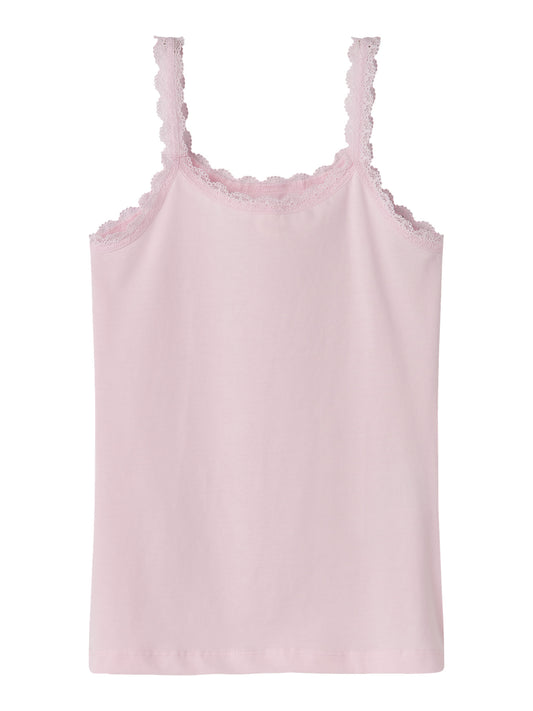 Ljus rosa ribbat linne med smala spets axelband till flicka. Ekologiska barnkläder till flicka från Name it.
NKFHARISA SLIM STRAP TOP
13255450