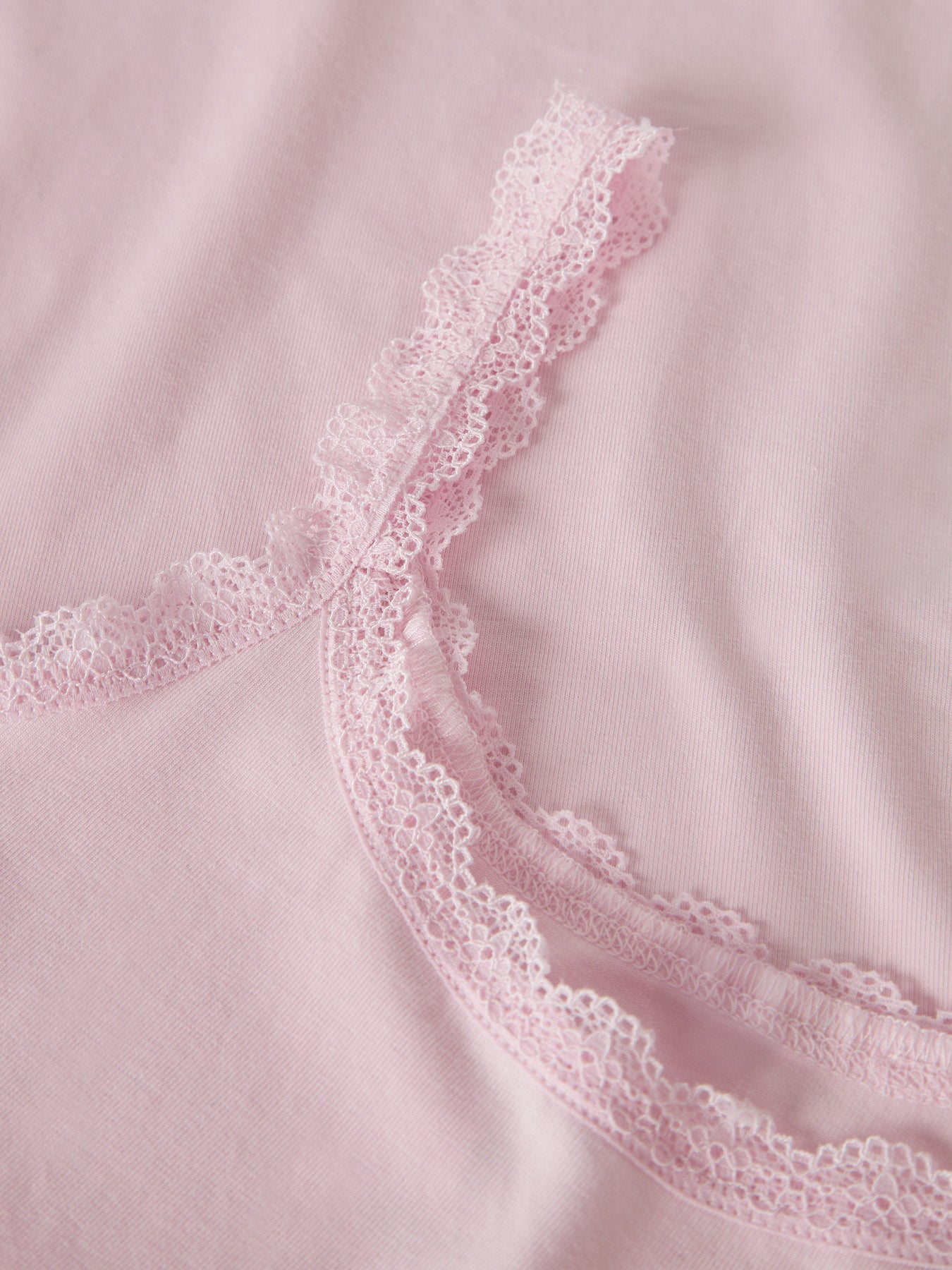 Ljus rosa ribbat linne med smala spets axelband till flicka. Ekologiska barnkläder till flicka från Name it.
NKFHARISA SLIM STRAP TOP
13255450