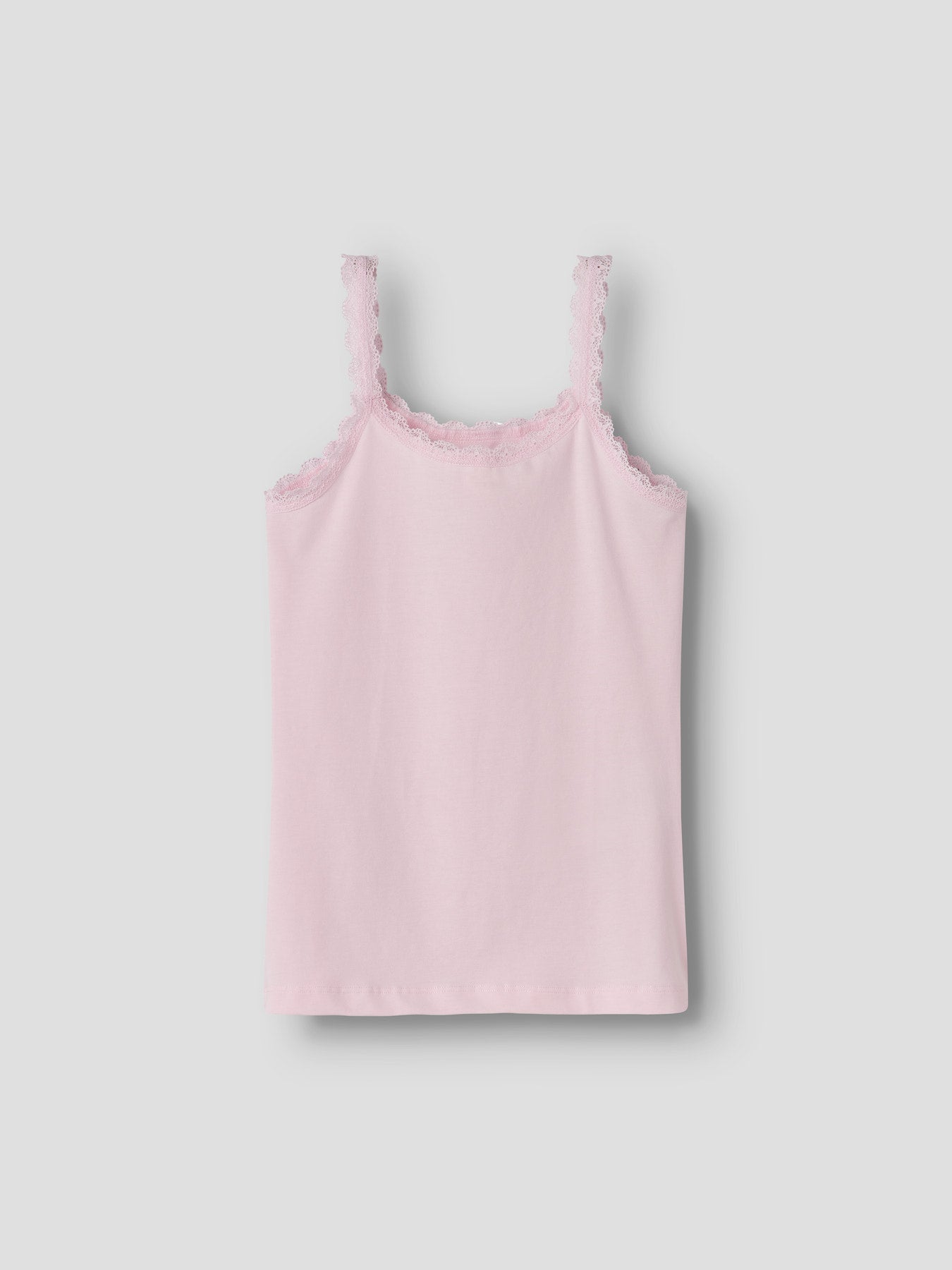 Ljus rosa ribbat linne med smala spets axelband till flicka. Ekologiska barnkläder till flicka från Name it.
NKFHARISA SLIM STRAP TOP
13255450