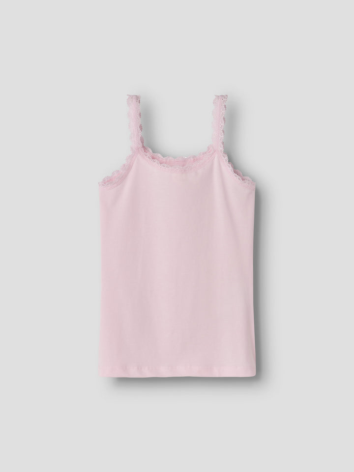 Ljus rosa ribbat linne med smala spets axelband till flicka. Ekologiska barnkläder till flicka från Name it.
NKFHARISA SLIM STRAP TOP
13255450