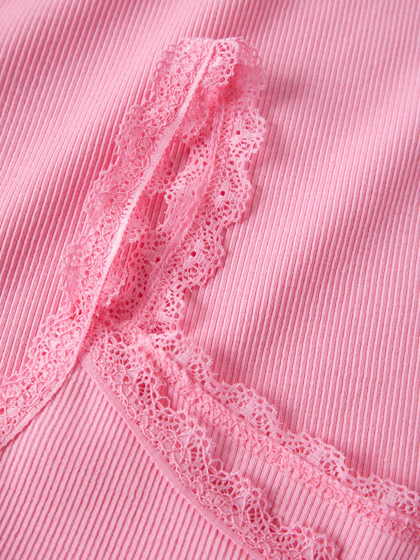 Rosa ribbat linne med smala spets axelband till flicka. Ekologiska barnkläder till flicka från Name it.
NKFHARISA SLIM STRAP TOP
13255450