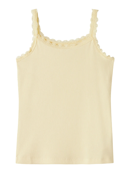 Ljus gult linne med smala spets axelband till flicka. Ekologiska barnkläder till flicka från Name it.
NKFHARISA SLIM STRAP TOP
13255450