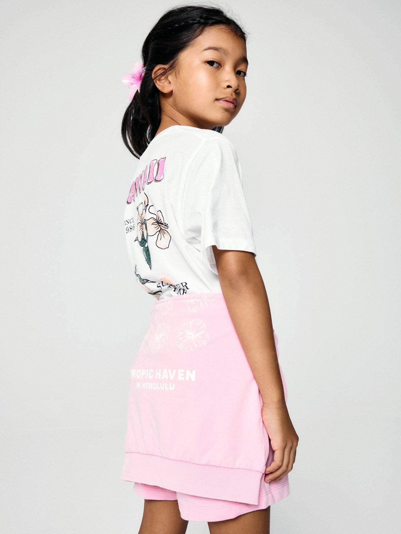 Vit Hawaii t-shirt till flicka. Kortärmad tröja med packprint i ekologisk bomull från Name it.
NKFHANA SS NREG TOP BOX
13255451