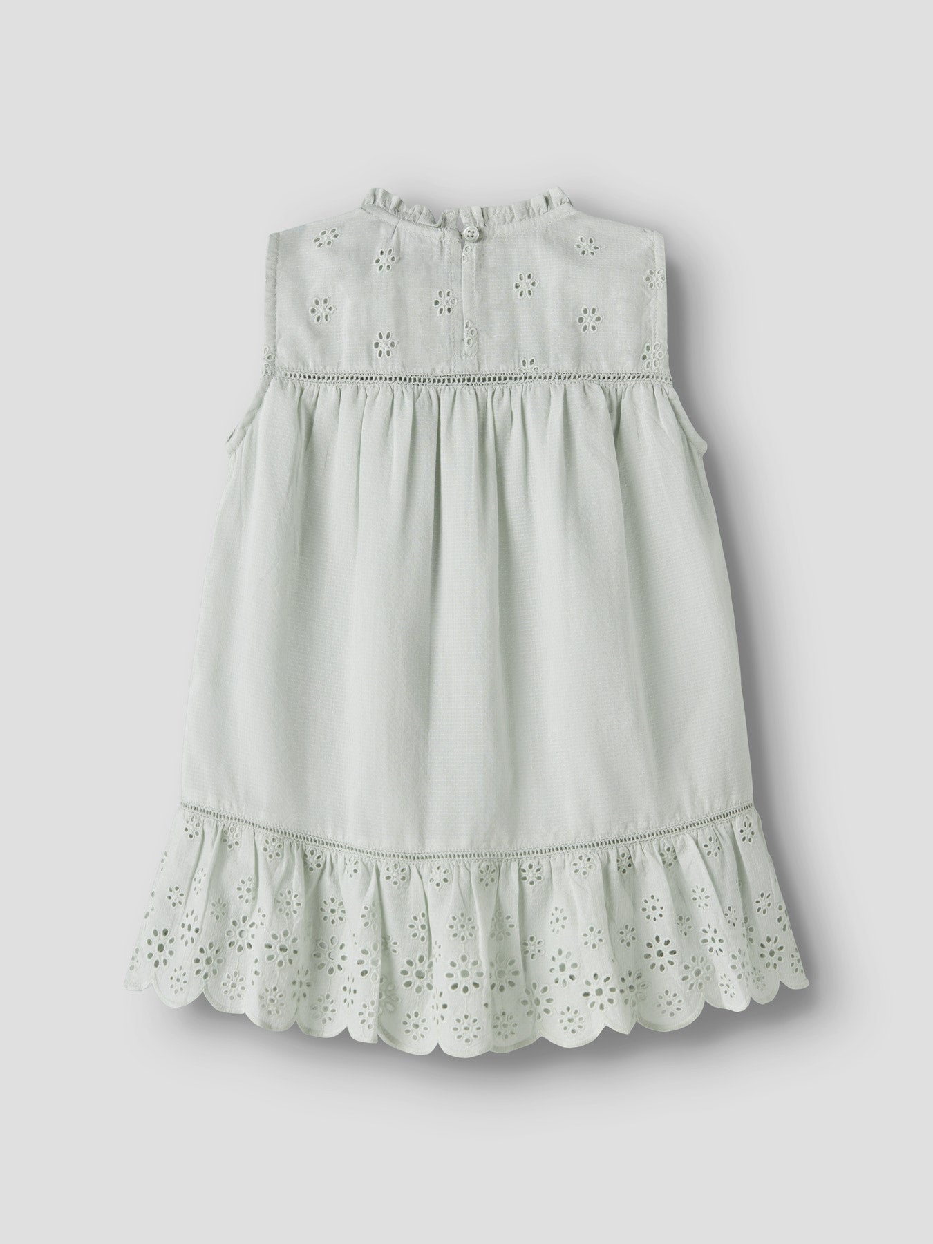 Ljuvlig grön blå klänning utan ärm till flicka. Spetts och volang klänning till flicka från Name it. Vacker lite gammeldags sommar klänning till flicka.
NMFHALCYON SL DRESS
13255544