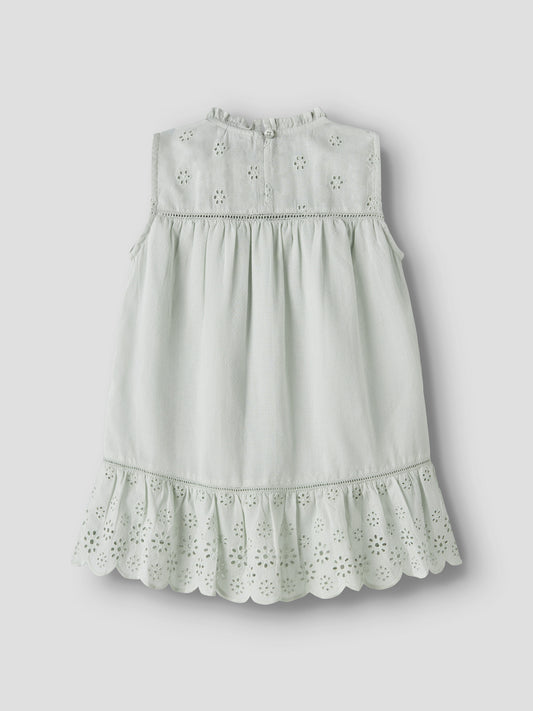 Ljuvlig grön blå klänning utan ärm till flicka. Spetts och volang klänning till flicka från Name it. Vacker lite gammeldags sommar klänning till flicka.
NMFHALCYON SL DRESS
13255544