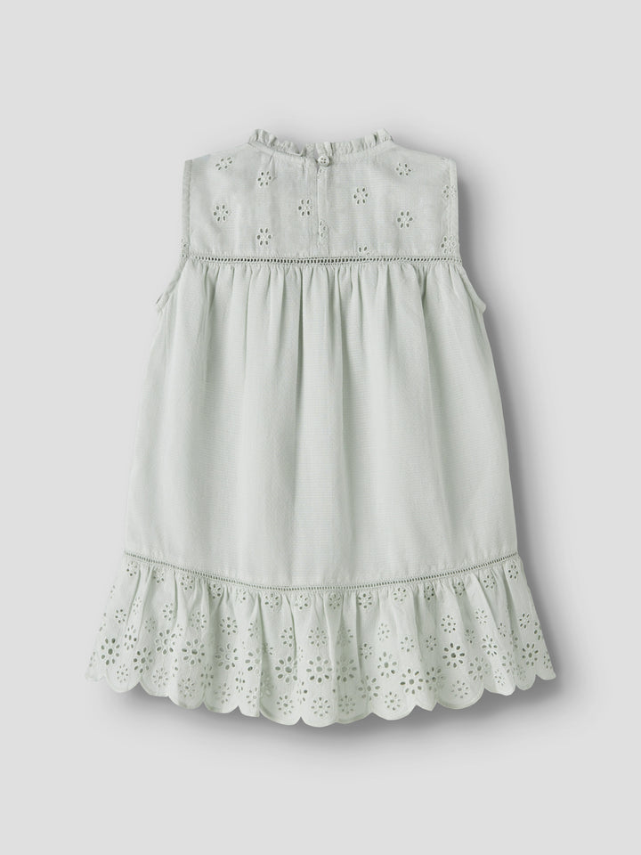 Ljuvlig grön blå klänning utan ärm till flicka. Spetts och volang klänning till flicka från Name it. Vacker lite gammeldags sommar klänning till flicka.
NMFHALCYON SL DRESS
13255544