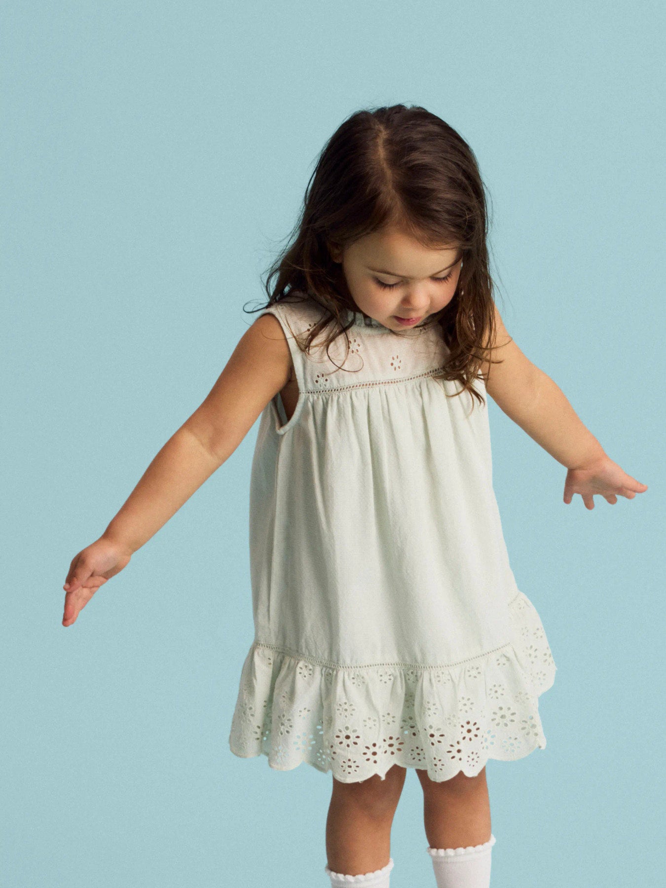 Ljuvlig grön blå klänning utan ärm till flicka. Spetts och volang klänning till flicka från Name it. Vacker lite gammeldags sommar klänning till flicka.
NMFHALCYON SL DRESS
13255544